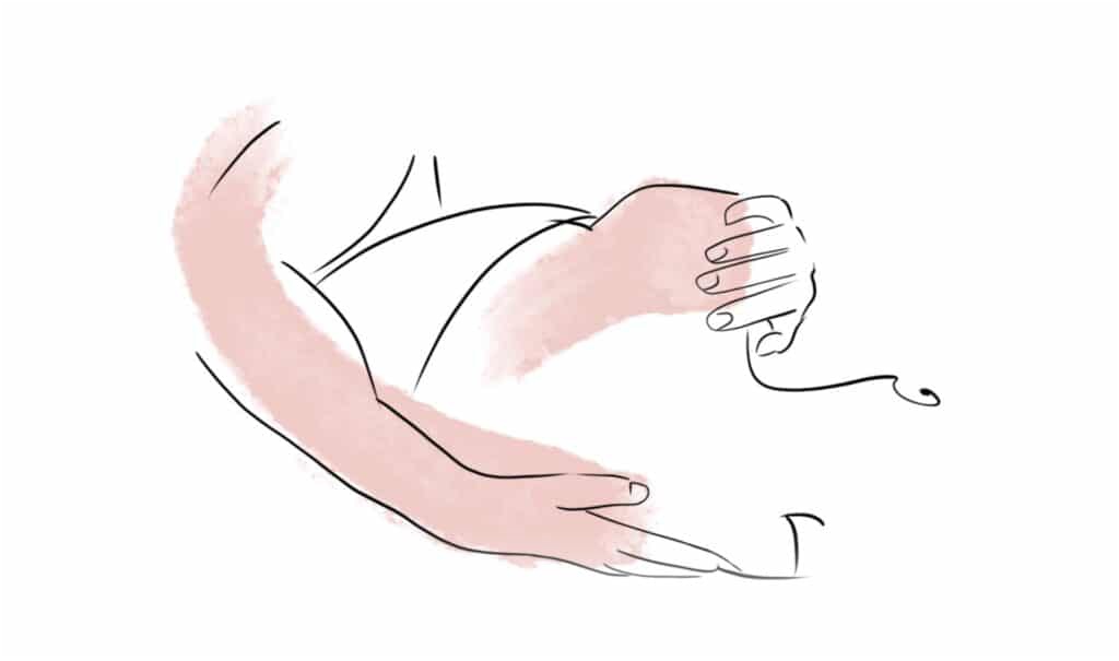 Mani dell'osteopata sulla schiena di una persona distesa, illustrazione delle sedute osteopatiche di Alta Clinic Bergamo