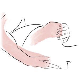 Mani dell'osteopata sulla schiena di una persona distesa, illustrazione delle sedute osteopatiche di Alta Clinic Bergamo