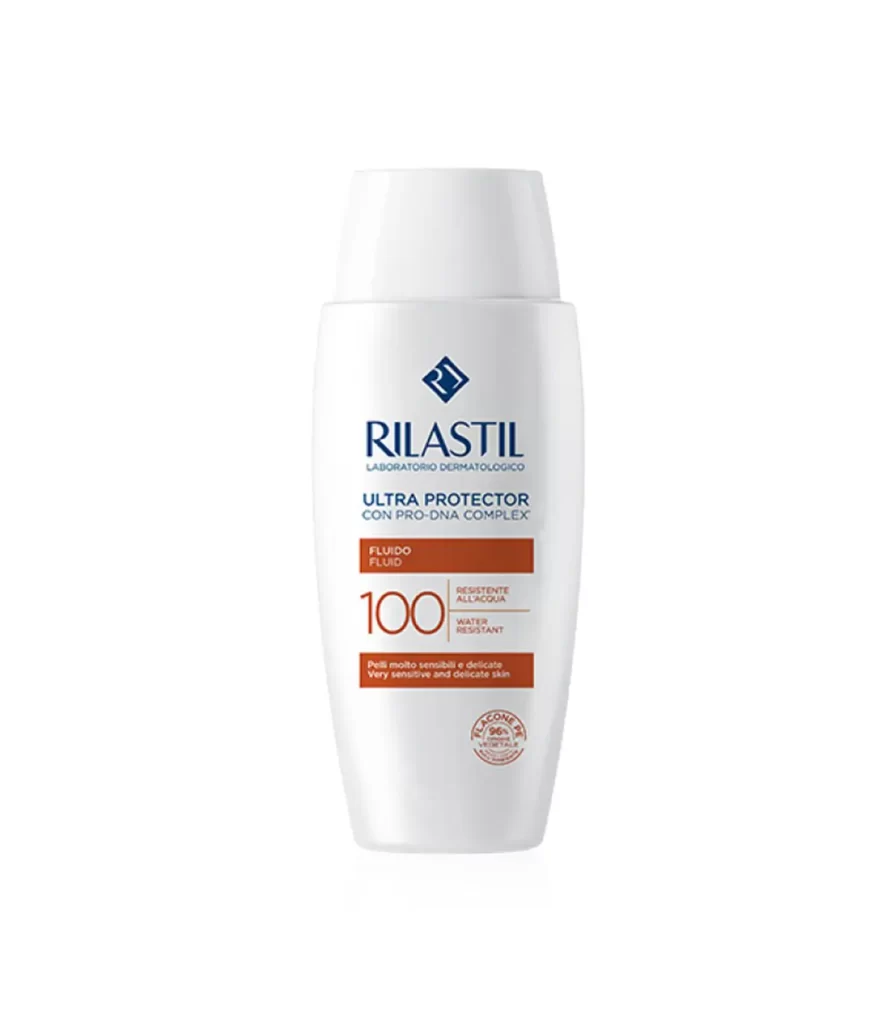 Flacone bianco e arancione del fluido protettivo Rilastil Ultra Protector 100 da 75 ml su sfondo bianco