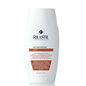 Flacone bianco di Rilastil AK 100 Repair, fluido con protezione molto alta SPF 50+ per la cute esposta al sole