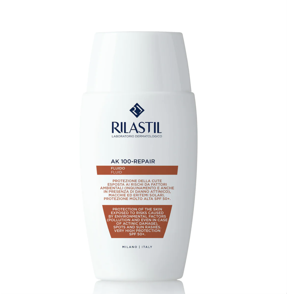 Flacone bianco di Rilastil AK 100 Repair, fluido con protezione molto alta SPF 50+ per la cute esposta al sole