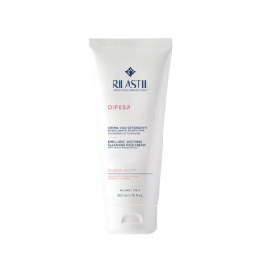 Tubo di Rilastil Difesa crema viso detergente, emolliente e lenitiva, fotografato su sfondo bianco