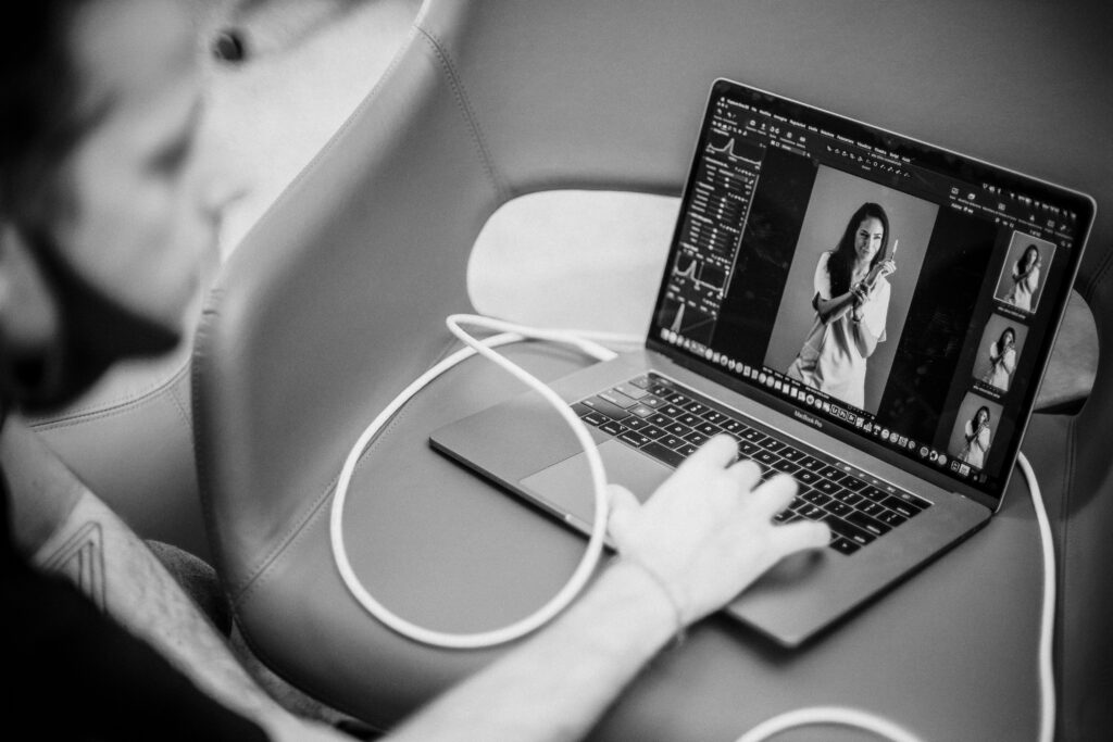 Computer portatile che mostra in anteprima gli scatti del servizio fotografico 2020 dello staff di Alta Clinic Bergamo