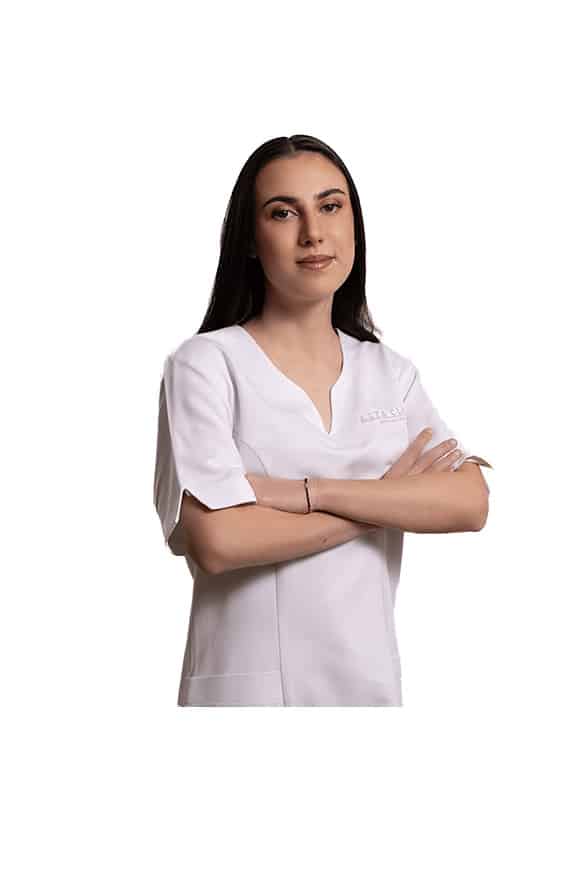 Ritratto della Dott.ssa Gaggi in divisa bianca a braccia conserte, nel team di medicina estetica di Alta Clinic Bergamo
