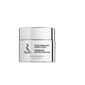 Vasetto argentato da 50 ml della crema rimodellante ristrutturante RCube di Rilastil Innovation su sfondo bianco